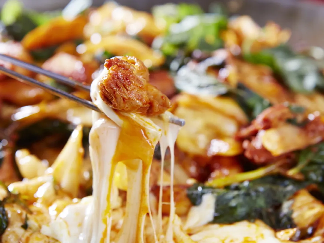 홍대 맛집의 명물 치즈 퐁듀 스트레칭 - 신미경 닭갈비 유명 음식점의 치즈 풀 장면 서울 대표 맛집 | Hongdae gourmet restaurant legendary cheese pull - Shin Mi-kyung Seoul famous dakgalbi must-see cheese fondue | 弘大美食的名物奶酪火锅拉丝 - 神美京辣炒鸡排著名餐厅的标志性奶酪拉丝 | 弘大美食的名物起司火鍋拉絲 - 神美京辣炒鸡排著名餐廳的標誌性起司拉絲 | 弘大グルメの名物チーズフォンデュ拉丝 - 神美京辣炒鸡排著名レストランの象徴的チーズ拉丝