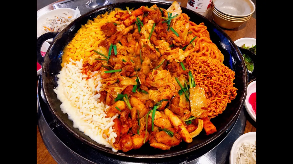 홍대 맛집 신미경의 치즈 퐁듀 닭갈비와 우동 - 홍대닭갈비 명물, 서울 대표 맛집 | Hongdae dakgalbi restaurant Shin Mi-kyung - cheese fondue dakgalbi with udon noodles, must-visit Seoul gourmet | 弘大美食神美京奶酪火锅鸡肉和乌冬面 - 弘大辣炒鸡排必吃美食,首尔著名餐厅 | 弘大美食神美京起司火鍋雞肉和烏冬麵 - 弘大辣炒鸡排必吃美食,首爾著名餐廳 | 弘大グルメ神美京チーズフォンデュ鶏肉とうどん - 弘大タッカルビ有名店、ソウルグルメレストラン
