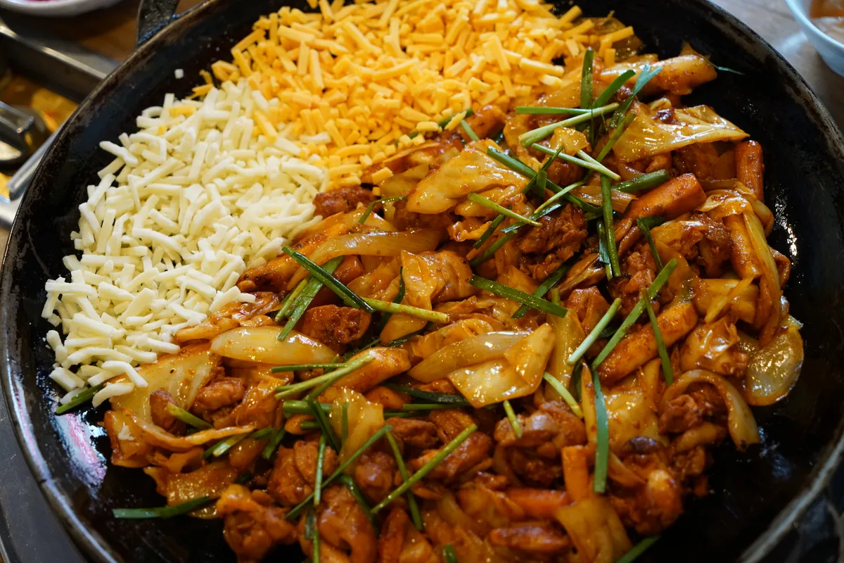 홍대 닭갈비 맛집 신미경의 치즈 퐁듀 풀 세트 - 서울 홍대 대표 맛집에서 즐기는 완벽한 홍대닭갈비 조합 | Hongdae dakgalbi specialty restaurant complete set - Shin Mi-kyung Seoul famous gourmet, cheese fondue with rice cakes and signature Korean banchan | 弘大辣炒鸡排美食完整套餐 - 神美京首尔著名餐厅,含年糕和传统配菜的经典组合 | 弘大辣炒鸡排美食完整套餐 - 神美京首爾著名餐廳,含年糕和傳統配菜的經典組合 | 弘大辣炒鸡排美食完全セット - 神美京ソウル著名レストラン、餅とシグネチャー副菜付き