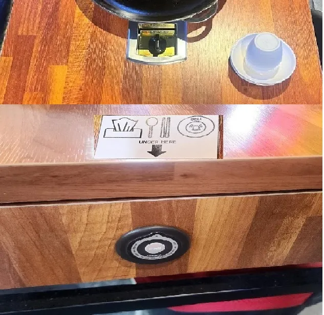 桌邊木抽屜下方的呼叫鈴