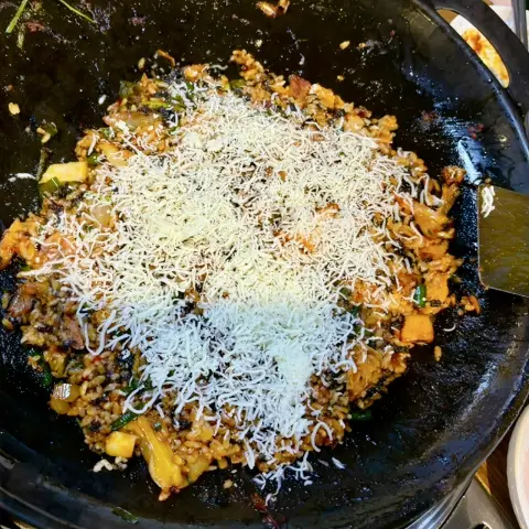 눈꽃 치즈 볶음밥 - 닭갈비 경험의 전설적인 피날레. 남은 소스에 볶은 밥 위에 눈처럼 뿌려진 치즈 산을 얹은 ...