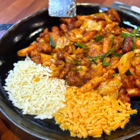 치즈 퐁듀 닭갈비 - 저희 시그니처 걸작: 부드러운 국내산 닭고기, 신선한 양배추, 대파, 쫄깃한 떡, 고구마,...